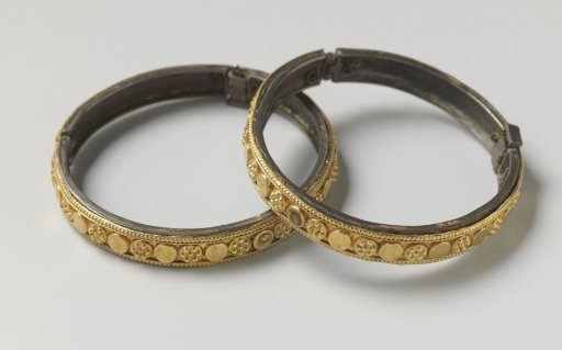 Pair of bracelets (chandan churi)
