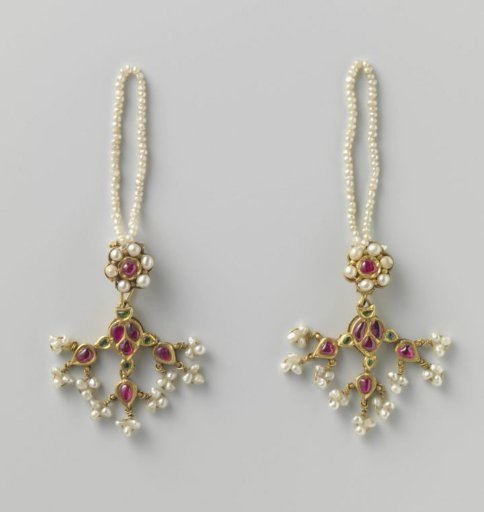 Two pairs of earrings (pipalpati)