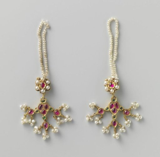 Two pairs of earrings (pipalpati)