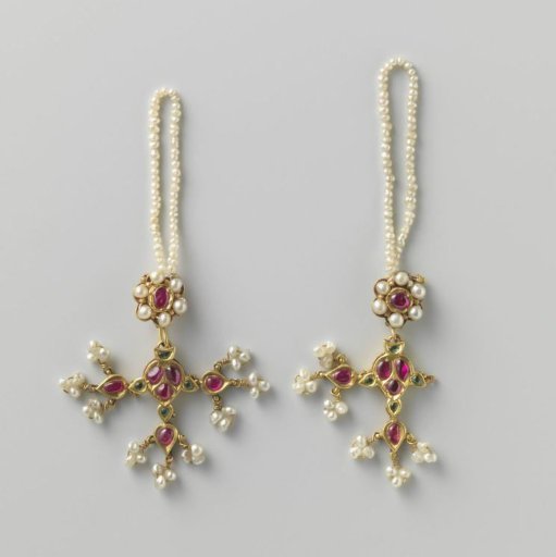 Pair of earrings