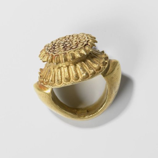 Ring with decoration of lotus seeds