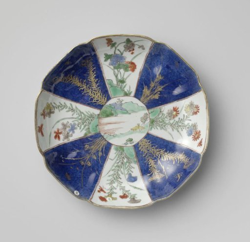 Saucer-dish in the shape of a flower with bleu poudré and panel decoration