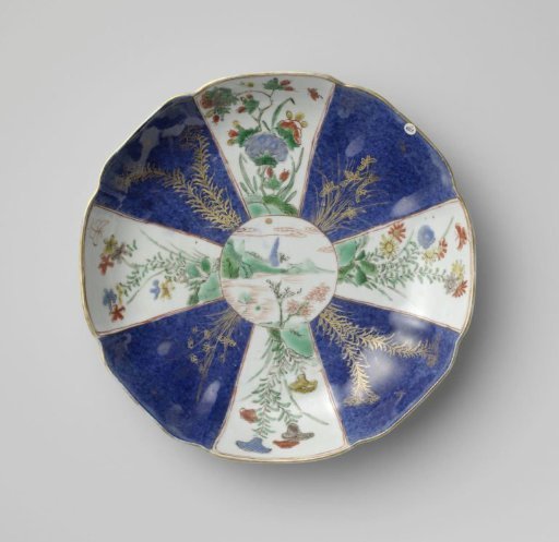 Saucer-dish in the shape of a flower with bleu poudré and panel decoration