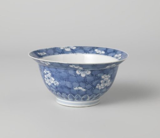 Bowl (klapmuts) with plumblossom on 'crackled ice'