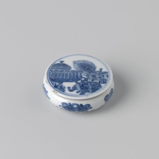 Round box with antiquities and precious objects