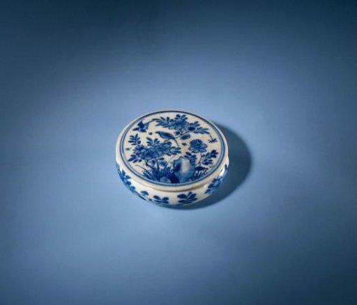Round box with flowering plans, flower sprays and an erotic scene