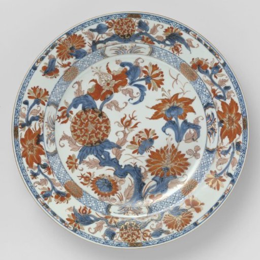 Dish with large, flowering plants and a diaper pattern