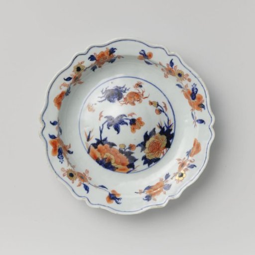 Saucer with crabs, peony sprays and raised centre