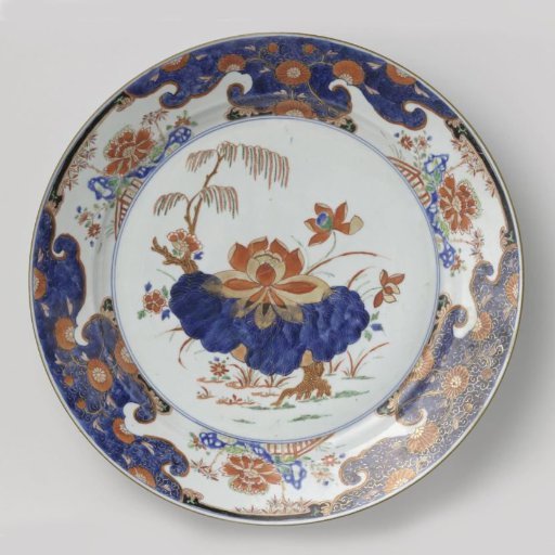 Dish with large lotus, weeping willow and plants