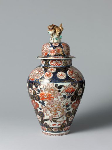 Covered jar with shishi, hoo-birds, flowering plants and floral scrolls