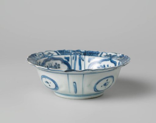 Klapmuts bowl with a rock, flowering plants and flower sprays
