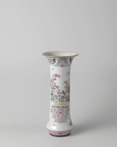 Trumpet-shaped beakervase with flower baskets and auspicious symbols