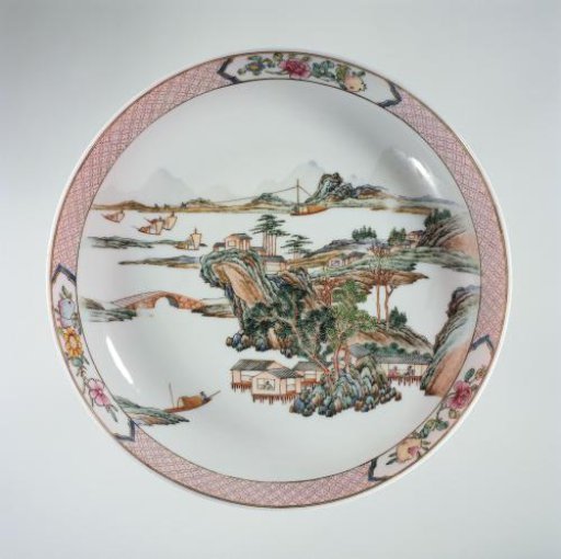Saucer-dish with a water landscape with mountains, trees and boats