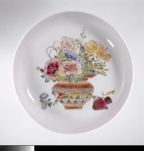 Saucer-dish with a flower basket and lichees