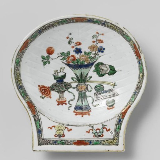 Scallop-shell-shaped bowl with antiquities
