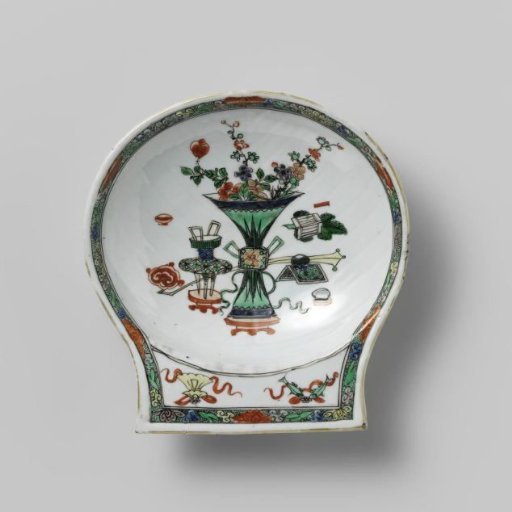 Scallop-shell-shaped bowl with antiquities
