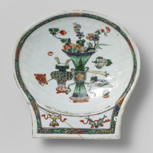 Scallop-shell-shaped bowl with antiquities