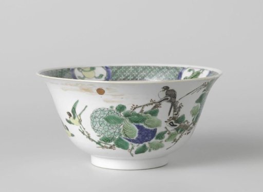 Bell-shaped cup with birds and a hydrangea