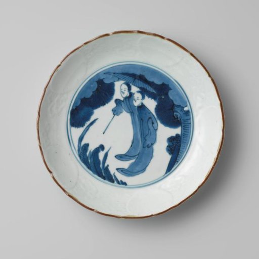 Saucer-dish with two figures with a parasol near a pinetree