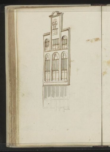 Facade with three-pass motifs above the windows