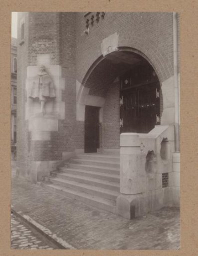 Sculpture of Hugo de Groot at the entrance at the Damrak of the Beurs van Berlage in Amsterdam