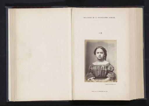 Portrait of a subject: 'une petite fille'