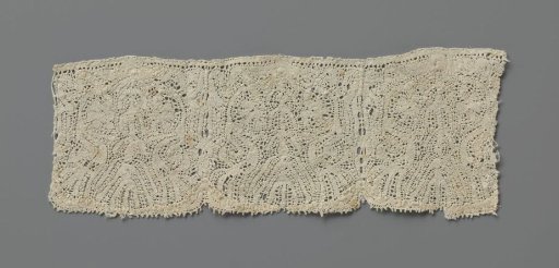 Strip of bobbin lace with a symmetrical pattern of three stylized tulips
