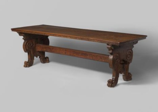 Cheek table of walnut