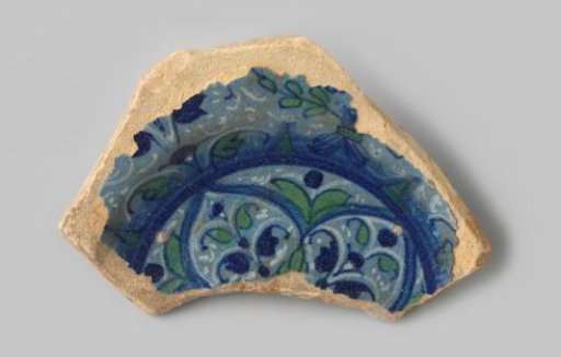 Fragment with a yellowish sherd, provided at the top with floral decoration in green, white and blue tones at the top, at the bottom of dark blue stripes on a blue background