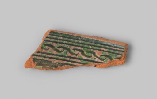 Plate fragment with red-fired body, with green glaze on the front and back, with stripes applied in sgraffito technique in black