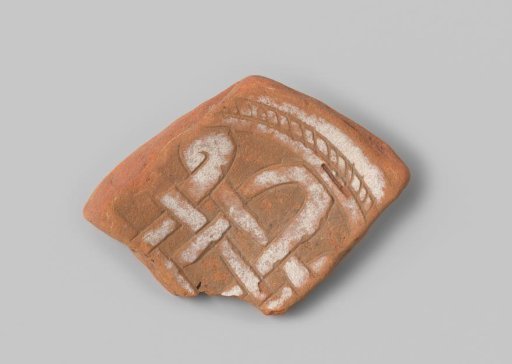 Plate fragment with red-fired body, with a depiction of woven work in sgraffito technique and white glaze on the front