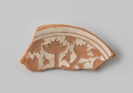 Plate fragment with red-fired body, with geometric forms in sgraffito technique and white glaze on the front