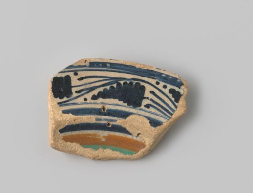 Plate fragment with yellow-fired body, with white glaze on the front and back, with stripes and floral forms painted in blue, orange and green on the front
