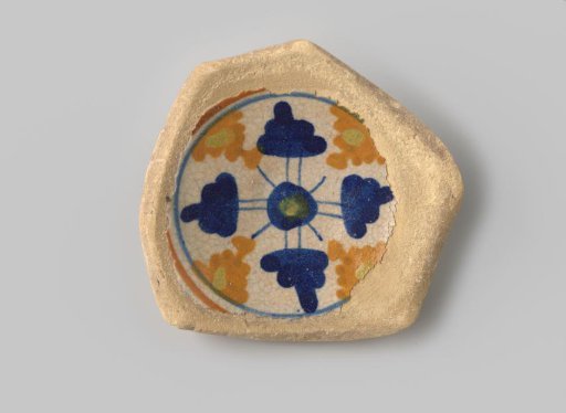 Plate fragment (foot ring) with yellow-fired body, with white glaze on the front and back, with geometric forms painted in blue, orange and yellow on the front