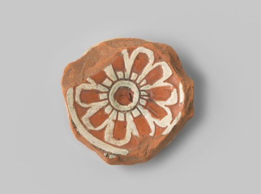 Plate fragment (foot ring) with red-fired body, with white glaze on the front and back, with a flower depicted in sgraffito technique on the front