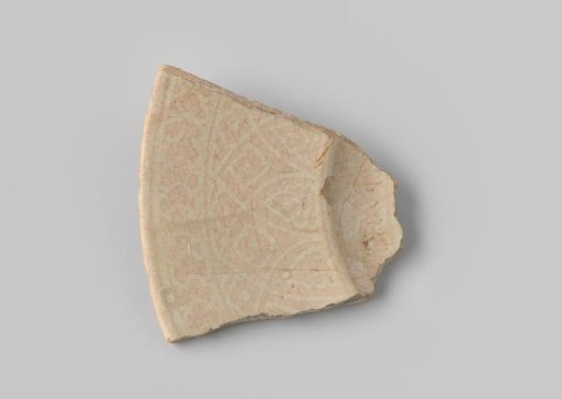 Fragment of the rim of a plate with yellow-reddish sherd, on a soft pink ground a geometric ornament in white (bianco sopra bianco)