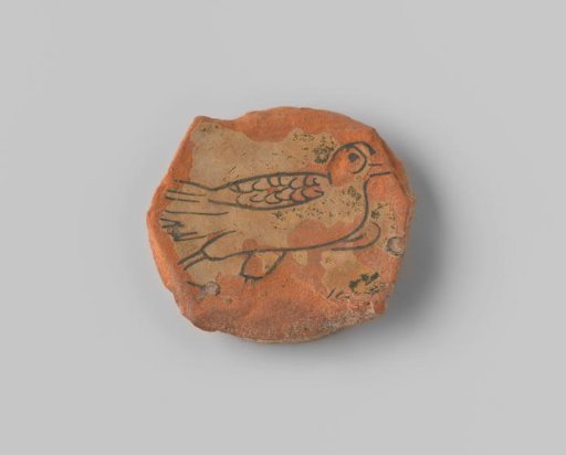 Fragment (foot) with red sherd, on the inside in sgraffito technique with black lines a bird on a beige ground