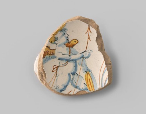 Fragment (foot) with yellow-red sherd, white glazed, in blue a lightly painted, walking amor to the right with yellow hair, yellow-orange wings, shield and orange spear