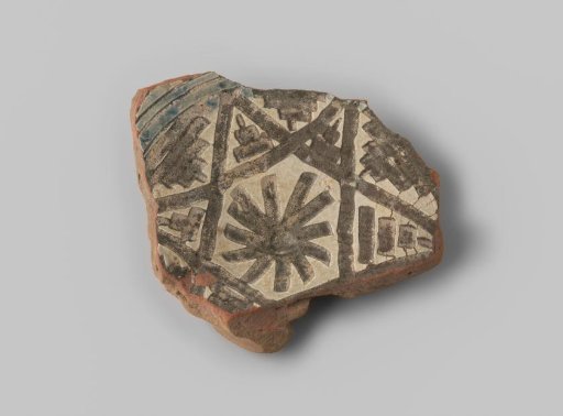 Fragment with red sherd, with a decoration of stripes and stars in sgraffito technique in white and black on the upper side