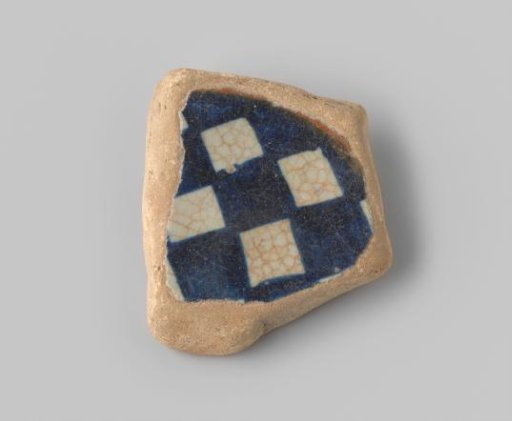 Fragment with yellow sherd, on the upper side provided with a diamond pattern in white and blue glaze