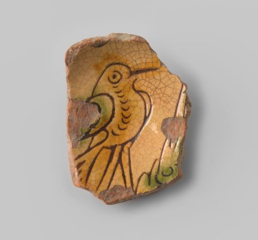 Fragment (foot) with red sherd, on the inside in sgraffito technique a bird