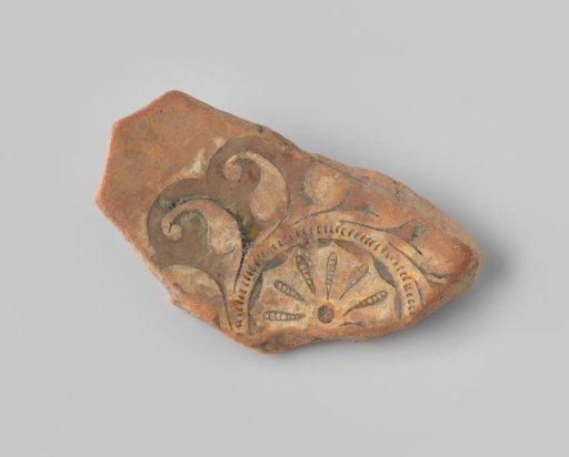 Fragment (foot) with red sherd, with a flower in sgraffito technique in white and black on the upper side and a border of geometric shapes on the lower side