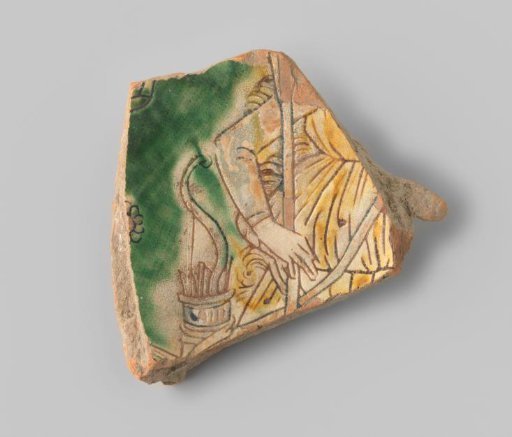 Fragment (foot) of a large dish with red sherd, in sgraffito technique a woman, of whom only the left arm (holding a spear (?)) is visible, a large part of the suspended ochre-coloured garment, a quiver and bow (Diana?)