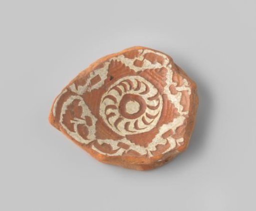 Fragment (foot) with reddish sherd, decorated on the front with a stylized sun and geometric forms in sgraffito technique with white glaze