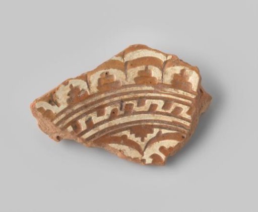 Fragment (foot) with red sherd, on the upper side provided with bands with geometric figures in sgraffito technique in white and colorless glaze