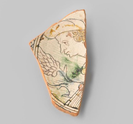 Fragment (half-foot) with red sherd, in sgraffito technique in a partially visible circle a man's head with a hat turned to the left, a tree to its left, vertical dotted lines over the ground, horizontal lines at the bottom, with sparse remains of ochre, green and blue vitriol