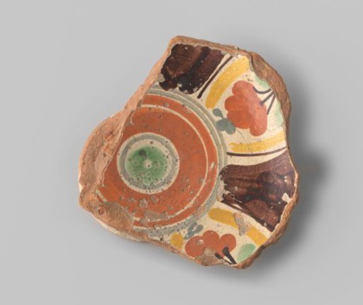 Fragment (foot) with red sherd, on the upper side provided with red, yellow, white, brown, green and blue glaze
