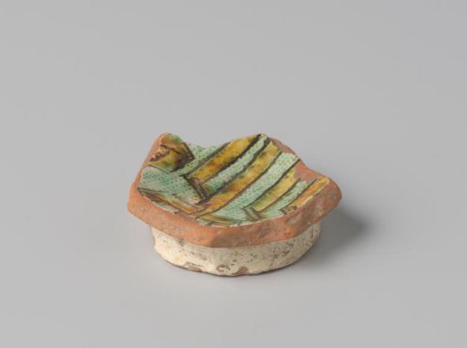 Fragment (foot) with red sherd, in sgraffito drawing a camel's head, on whose back a naked putto (?) sits, holding onto its neck, with vertical dotted lines and remains of ochre-coloured glaze in the background
