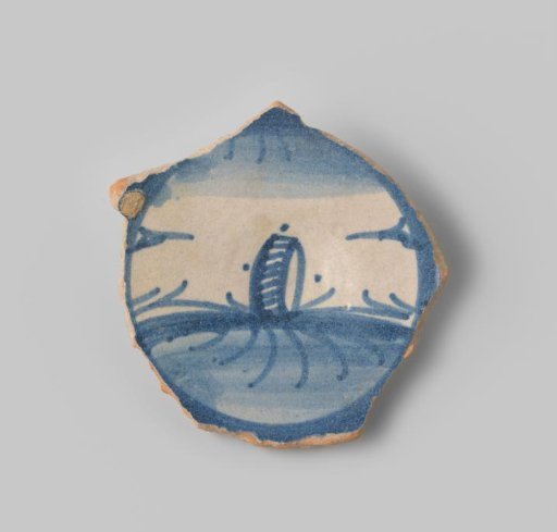 Sherd of earthenware with reddish sherd, with footring, decorated on the front with blue-on-white glaze, white glaze on the back