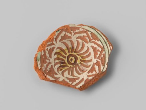 Fragment (foot) with a red sherd, with a stylized sun and geometric figures in sgraffito technique and white glaze on the upper side